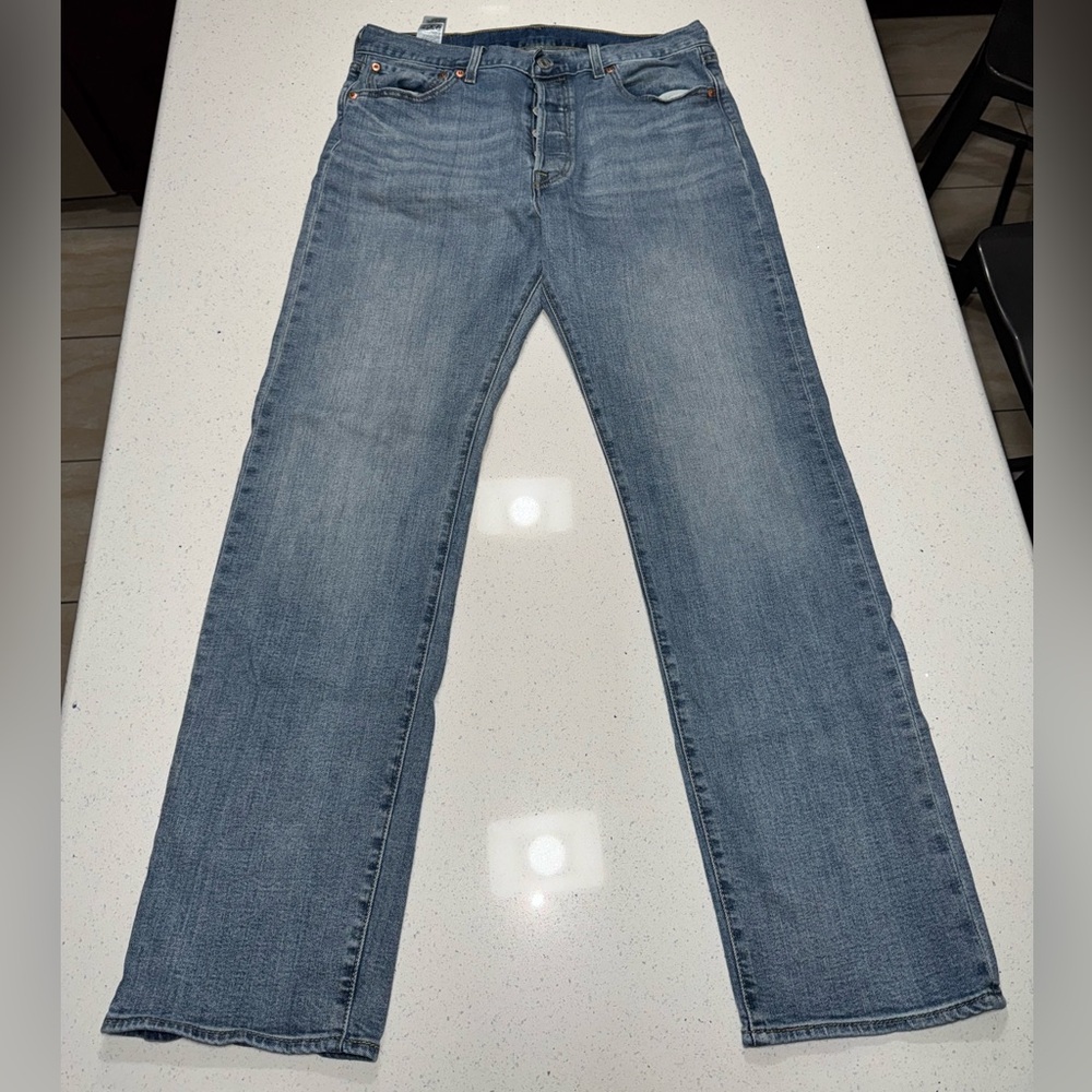LEVI’S BLUE MENS JEANS SIZE 33W x 32L (GREAT CONDITION)